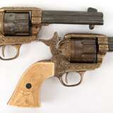 2 Deko-Waffen "Trommelrevolver", Messing/Kunststoff, L. 26 cm - photo 1