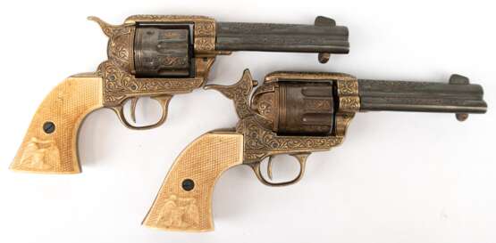 2 Deko-Waffen "Trommelrevolver", Messing/Kunststoff, L. 26 cm - photo 1