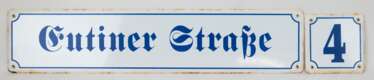 Emaille-Straßenschild &quot;Eutiner Straße&quot;14,8x69,5 cm und Hausnummer &quot;4&quot;, 14x14 cm, Gebrauchspuren