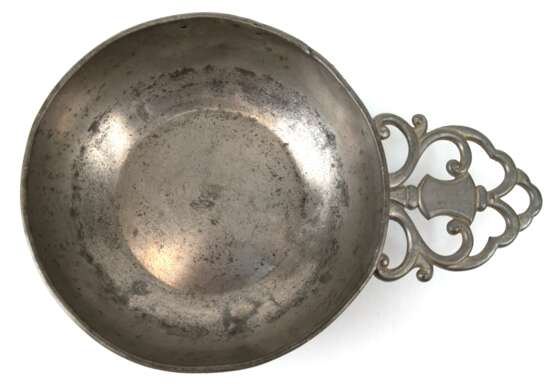 Zinn-Brandweinschale, K.M.D. Royal Holland Pewter, 20. Jh., 1 durchbrochene Handhabe, Gebrauchspuren, H. 4,5 cm, L. 23 cm - photo 1