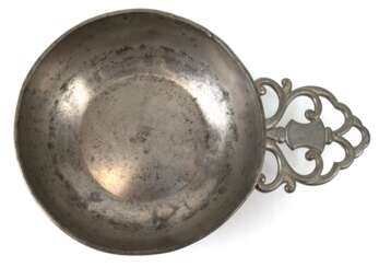 Zinn-Brandweinschale, K.M.D. Royal Holland Pewter, 20. Jh., 1 durchbrochene Handhabe, Gebrauchspuren, H. 4,5 cm, L. 23 cm