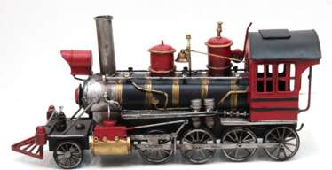 Fahrzeugmodell &quot;Dampflokomotive&quot;, Metall, farbig und goldfarben gefasst, Gebrauchspuren, L. 40 cm, H. 20 cm