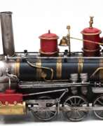 Übersicht. Fahrzeugmodell &amp;quot;Dampflokomotive&amp;quot;, Metall, farbig und goldfarben gefasst, Gebrauchspuren, L. 40 cm, H. 20 cm