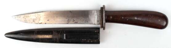 Grabenmesser, Marke "Puma Solingen", personifiziert "F.St.", Metallscheide mit Hakenklemme, Gebrauchspuren, Messer-L. 25,3 cm - photo 1