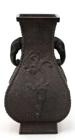 Bronze-Vase, Japan, Meiji-Periode, vierkantiger gebauchter Korpus auf quadratischem Fuß mit Blockstempel, reliefierter Drachendekor, seitl. plastische Elefantenköpfe, H. 24,5 cm - Foto 1