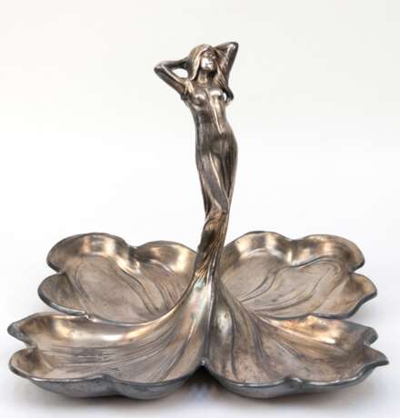 Jugendstil-Schale, WMF, versilbert, mittig Frauenfigur mit langem fließendem Kleid, das in 4 miteinander verbundene Schalen übergeht, Gebrauchspuren, 25x29x29 cm - photo 1