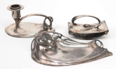 Jugendstil-Schreibtisch-Set, um 1900, 3-teilig, WMF versilbert, bestehend aus Stiftablage mit Tintenfaß L. 19 cm, Kerzenleuchter H.7 cm und Löschwiege L. 10 cm, je mit reliefiertem Tannenzweig mit Zapfen