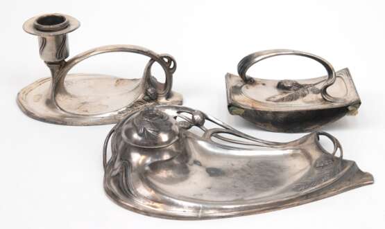 Jugendstil-Schreibtisch-Set, um 1900, 3-teilig, WMF versilbert, bestehend aus Stiftablage mit Tintenfaß L. 19 cm, Kerzenleuchter H.7 cm und Löschwiege L. 10 cm, je mit reliefiertem Tannenzweig mit Zapfen - фото 1