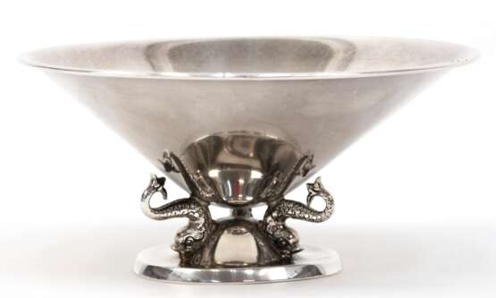 Fußschale, 925er Silber, trichterförmige Schale wird von 3 Meereswesen gehalten, mittig Widmung "Clubpreis von Norderney...1965", min. gedellt, Gew. 182, 9 g, H. 7 cm, Dm. 15 cm - фото 1