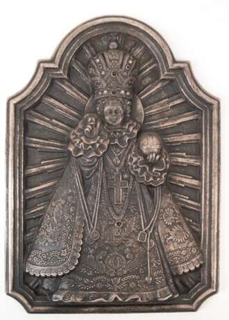 Relief "Madonna", 19. Jh., galvanisch versilbert, besetzt mit Granatsteinen und Flußperlen, 27,5x19,8 cm - Foto 1