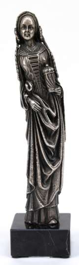 Figur "Madonna", Vollsilber (geprüft), 784 g, H. 23 cm, auf schwarzen Steinsockel - photo 1