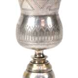 Judaica-Ritualbecher, 84 Zolot. Silber, Kiddusch-Form, auf aufgewölbtem Rundfuß balusterförmiger Schaft, Kuppa umlaufend ziseliert, 132 g, H. 17 cm - photo 1