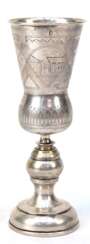 Judaica-Ritualbecher, 84 Zolot. Silber, Kiddusch-Form, auf aufgewölbtem Rundfuß balusterförmiger Schaft, Kuppa umlaufend ziseliert, 132 g, H. 17 cm