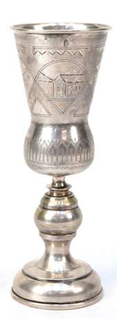 Judaica-Ritualbecher, 84 Zolot. Silber, Kiddusch-Form, auf aufgewölbtem Rundfuß balusterförmiger Schaft, Kuppa umlaufend ziseliert, 132 g, H. 17 cm - photo 1