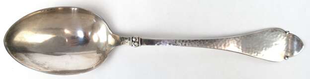 Großer Kloßlöffel, 830er Silber, Dänemark 1929, Griff mit Hammerschlagdekor, 104 g, L. 63,5 cm - Foto 1