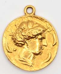 Anhänger &quot;Siegesgöttin&quot;, 900er GG, Medaille nach antikem Vorbild gegossen, signiert &quot;W&quot; (Wilm, Hamburg), 46,2 g, Dm. 3,5 cm