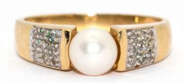 Ring, 585er GG/WG, besetzt mi 1 Perle, Dm. ca. 6 mm und 18 Diamanten, Ges.-Gew. 3,26 g, RG 55