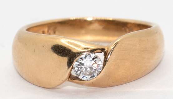 Ring, 585er GG, besetzt mit 1 Brillanten von 0,29 ct. (punziert) , Ges.-Gew. 4,81 g, RG 54 - photo 1