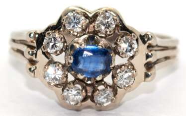 Brillant-Saphir-Ring, 585er WG, kornblumenblauer Saphir mit einer Entourage von 8 Brillanten, vsi/si, w, ges. 5,0 g, RG 60,5