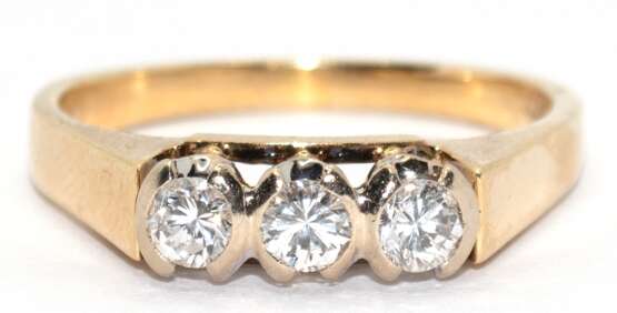 Ring, 585er GG, besetzt mit 3 Brillanten von zus. 0,45 ct. (punziert), Ges.-Gew. 3,96 g, RG 58 - photo 1