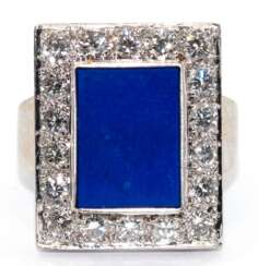 Lapislazuli-Brillant-Ring, 585er WG, ausgefasst mit 1 rechteckigem Lapislazuli von ca. 5,0 ct. und 18 Brillanten von zus. 0,88 ct., LR- VVS, Ges.-Gew. 9,0 g, RG 57(Wiederbeschaffungswert lt. Expertise 4.130,- €)