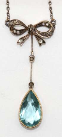 Jugendstil-Collier um 1910, WG/GG, Schleifenform, besetzt mit Diamanten und 1 tropfenförmig geschliffenem hellblauen Farbstein (wohl Aquamarin), Ges.-Gew. 3,85 g, L. 42 cm - photo 1