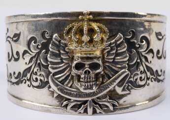 Designer- Armreif &quot;Totenkopf mit vergoldeter Krone und Flügel&quot;, Christian Audigier, 925er Silber, ca. 79,0 g, Breite von ca. 5,0 x 2,5 cm