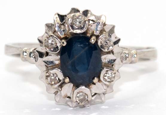 Ring, 750er WG, besetzt mit 1 oval facettiertem Saphir und 6 Brillanten, Ges.-Gew. 3,15 g, RG 55 - фото 1