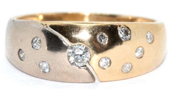 Ring, 585er GG/WG, besetzt mit 10 Brillanten von zus. ca. 0,32 ct., Ges.-Gew. 4,19 g, RG 57 - photo 1