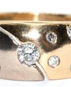 Jewelry. Ring, 585er GG/WG, besetzt mit 10 Brillanten von zus. ca. 0,32 ct., Ges.-Gew. 4,19 g, RG 57