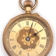 Damen-Taschenuhr, um 1900, 18 k GG, floral reliefierter Deckel mit kleiner Monogramm-Kartusche &amp;quot;M.A.&amp;quot;, Handaufzug, goldfarbenes verziertes Ziffernblatt mit römischen Zahlen, gangfähig, ges. 27,5 g, Dm. … - Prix ​​des enchères