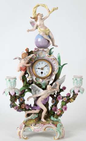 .Meissen-Uhr mit 2 Leuchterarmen, Marke 1850-1924, Ritz-Nr. 1050, auf Sockel mit 4 Volutenfüßen steht Chronos vor einem Baumstamm, flankiert von Blütenzweigen, die in Kerzentüllen mit Akanthusblättern enden, Uhr in roca… - фото 1