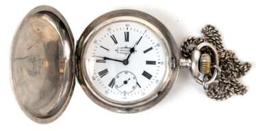 Russische Arzt-Uhr &quot;Dynamo&quot;, 3 Deckel 84 Zolot. (875) Silber, Handaufzug, Werk verglast, emailliertes Zifferblatt mit römischen und arabischen Zahlen und kleiner Sekunde, Deckel ziseliert, Gebrauchspuren, nicht…