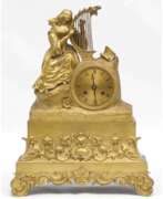 Часы и Украшения. Pendule um 1840, Harfe spielende Dame, Bronze, vergoldet, Fadenaufhängung, Halbstundenschlag auf Glocke, 38x28x11 cm