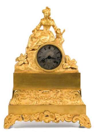 Pendule, um 1850, vergoldetes Bronzegehäuse mit Damenfigur mit Fächer, Fadenaufhängung, Schlag auf Bronzeglocke, gangfähig, H. 39 cm - Foto 1