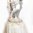 Gartenfigur &amp;quot;Putto mit Schreinerwerkzeug&amp;quot;, auf Sockel, 2-teilig, Witterungsspuren, Ges.-H. 90 cm - Jetzt bei der Auktion