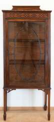 Kleine Vitrine, um 1920, Mahagoni, 3-seitig verglast, Tür oval verstrebt, 2 Einlegeböden, Gebrauchspuren, Rückwand aus Sperrholz, 149x58x32 cm