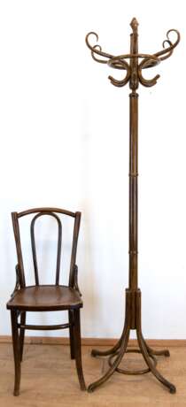 Thonet-Kleiderständer und Thonet-Stuhl, um 1930, Ständer mit 6 s-förmigen Haken, H. 190 cm, Stuhl 90x38x46 cm - Foto 1