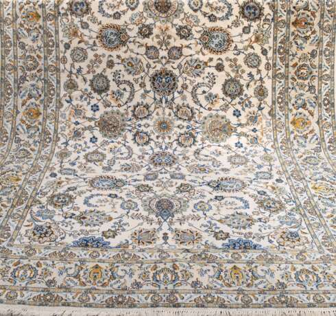 Keshan, Orient-Palastteppich, hellgrundig mit orientalischem Blumenmuster, bunte Naturfarben, ca. 250 000 Knoten/qm, 380x275 cm - photo 1