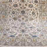 Keshan, Orient-Palastteppich, hellgrundig mit orientalischem Blumenmuster, bunte Naturfarben, ca. 250 000 Knoten/qm, 380x275 cm - photo 1