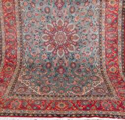 Isfahan, türkisgrundig, gespiegeltes Floralmuster, roter Rand, 325x205 cm