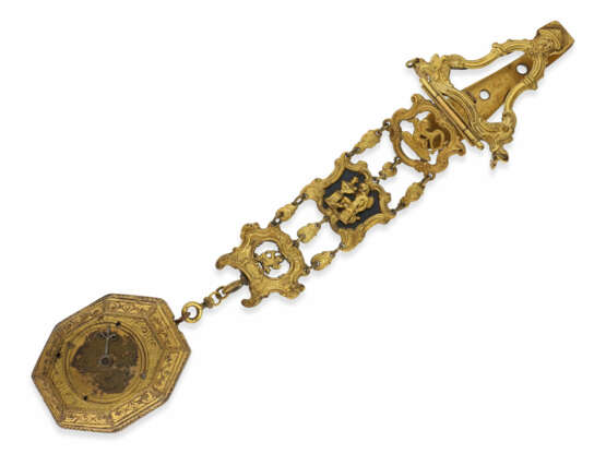 Taschenuhr/Halsuhr: Fragment einer oktogonalen, besonders großen Halsuhr mit Chatelaine, ehemals mit Schlagwerk, vermutlich 17. Jahrhundert - Foto 3