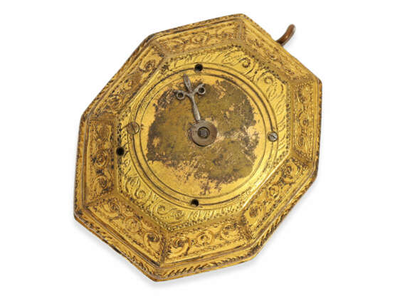 Taschenuhr/Halsuhr: Fragment einer oktogonalen, besonders großen Halsuhr mit Chatelaine, ehemals mit Schlagwerk, vermutlich 17. Jahrhundert - photo 4