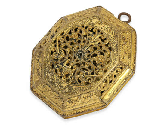 Taschenuhr/Halsuhr: Fragment einer oktogonalen, besonders großen Halsuhr mit Chatelaine, ehemals mit Schlagwerk, vermutlich 17. Jahrhundert - photo 5