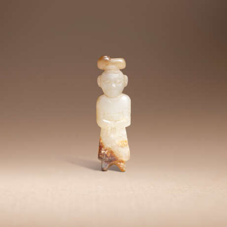 A SMALL WHITE AND RUSSET JADE STANDING FIGURE - Foto 1