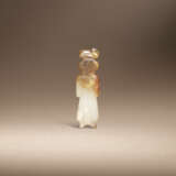 A SMALL WHITE AND RUSSET JADE STANDING FIGURE - Foto 2