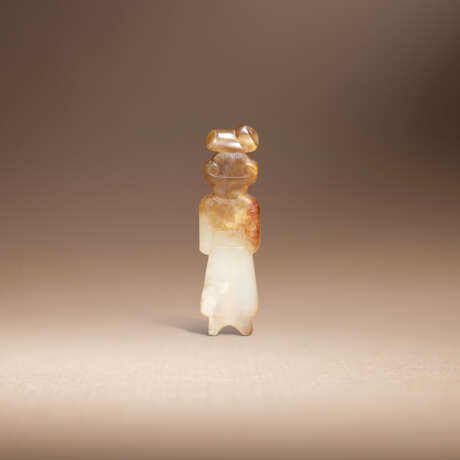 A SMALL WHITE AND RUSSET JADE STANDING FIGURE - Foto 2