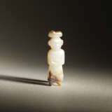 A SMALL WHITE AND RUSSET JADE STANDING FIGURE - Foto 3