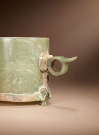 A BRONZE-INSET JADE HANDLED CUP - фото 3