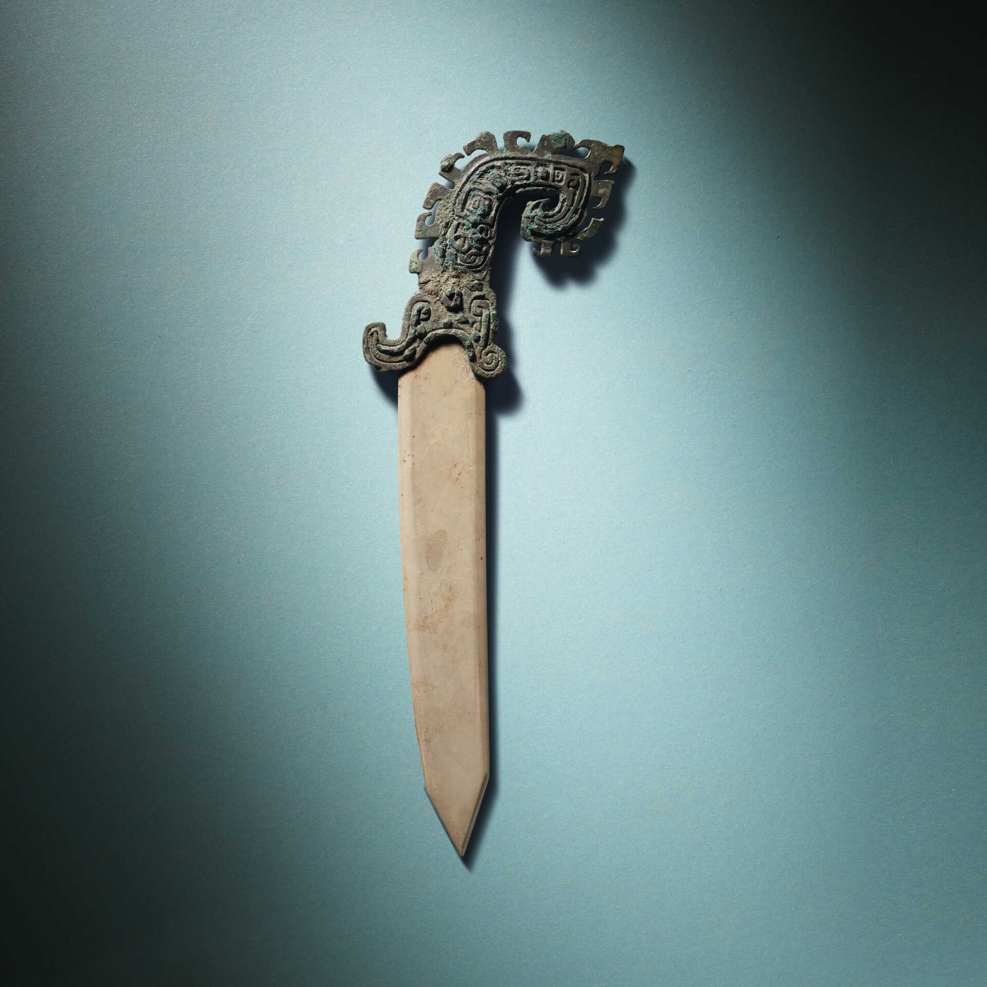 A JADE-INSET BRONZE GE-HALBERD BLADE DAGGER